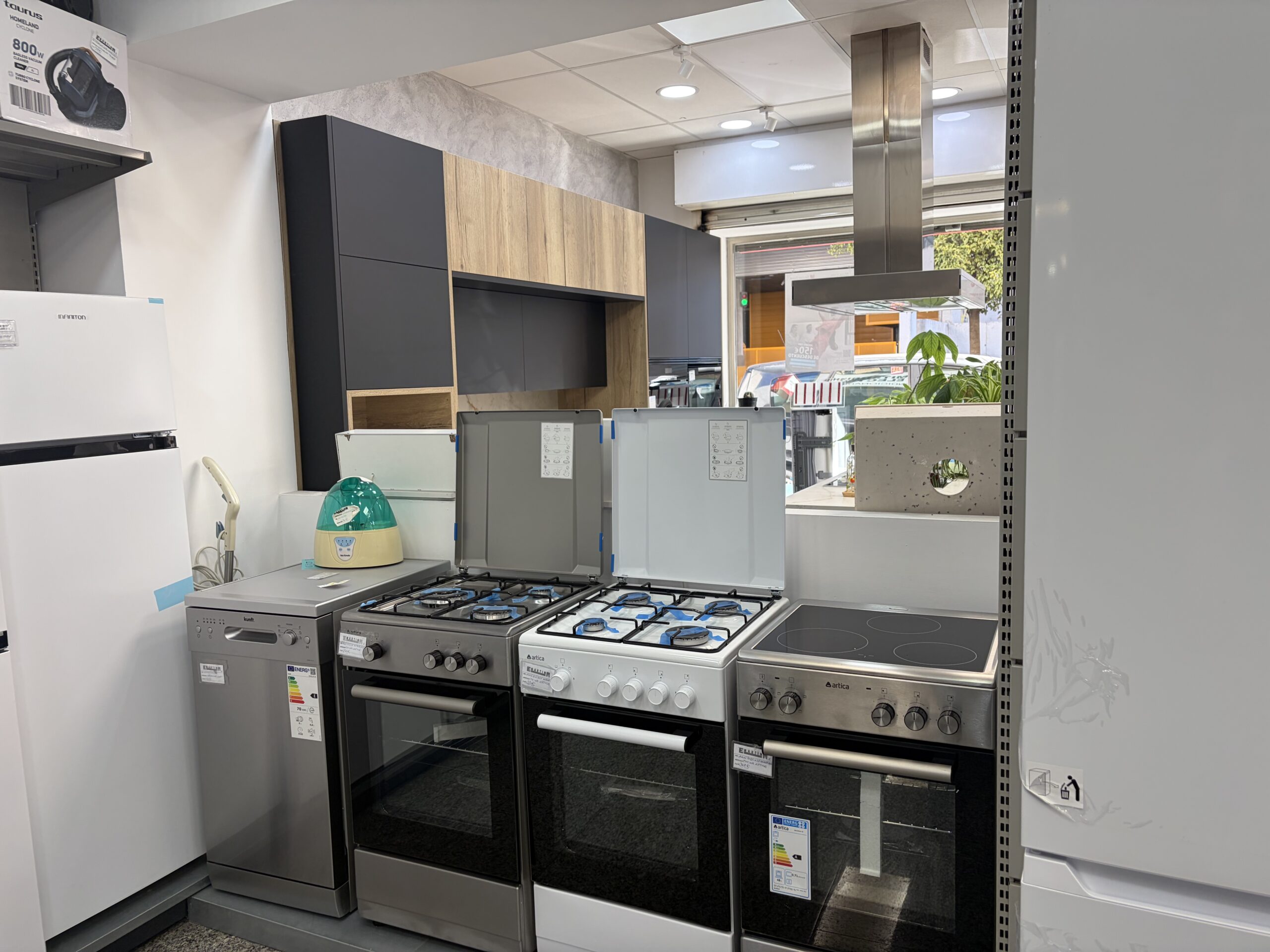 Cocinas y hornos en la tienda de electrodomésticos Martín