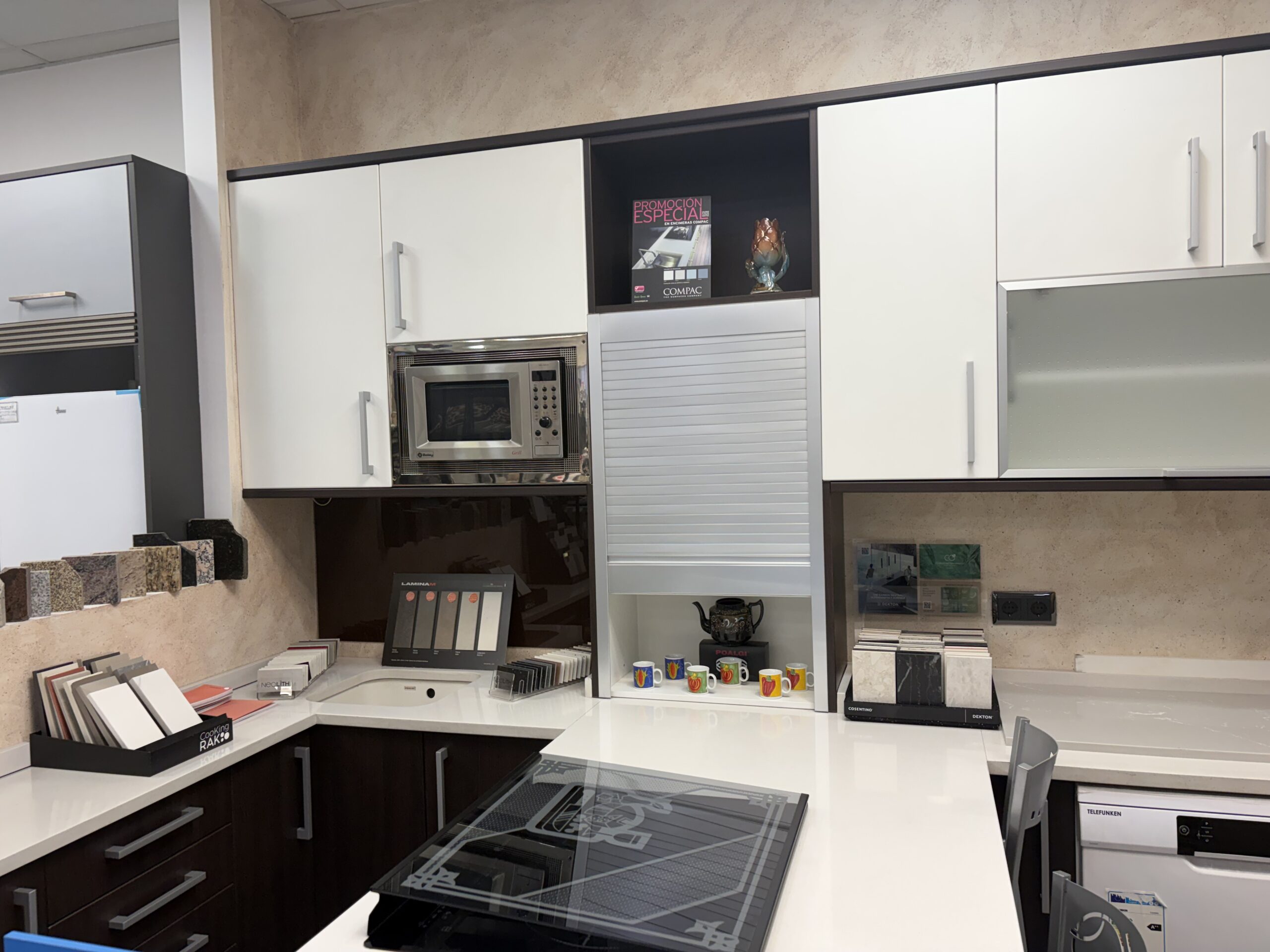 Exposición de muebles de cocina en Electrodomésticos y Muebles Martín, Puente de Vallecas