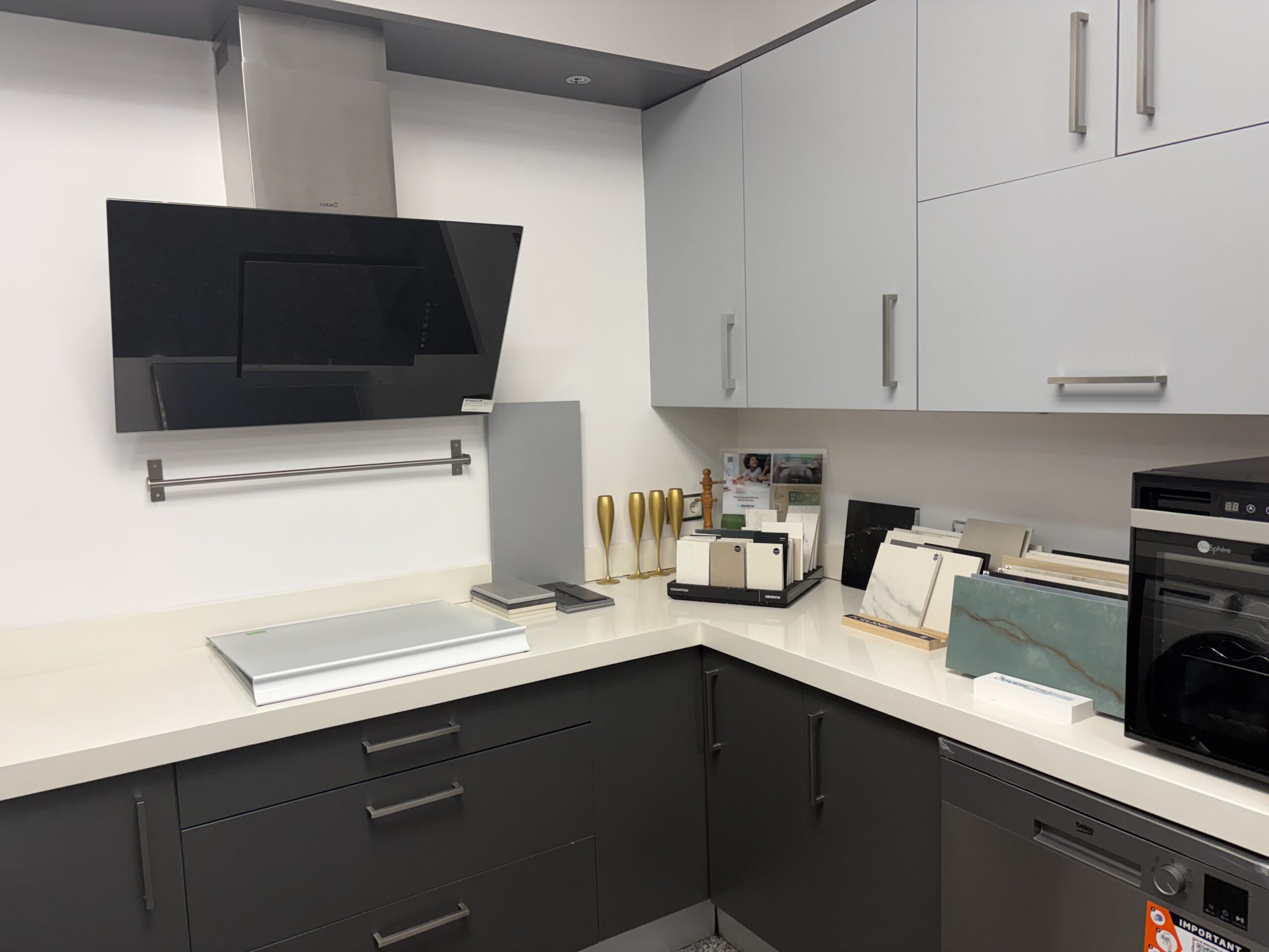 Muebles de cocina y encimeras en la exposición